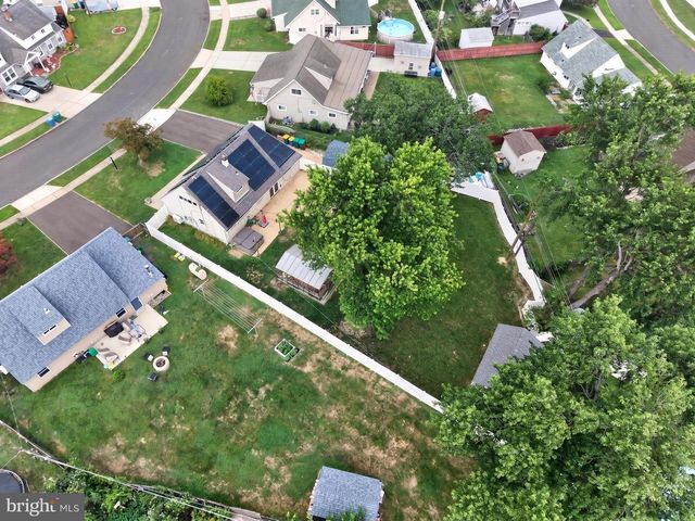 10 INDIAN RED RD, Levittown, PA 19057