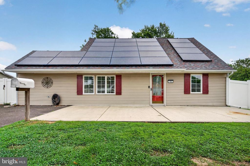 10 INDIAN RED RD, Levittown, PA 19057