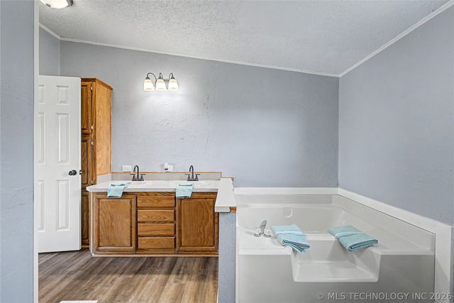 17440 E Meadow Lane, Claremore, OK 74017