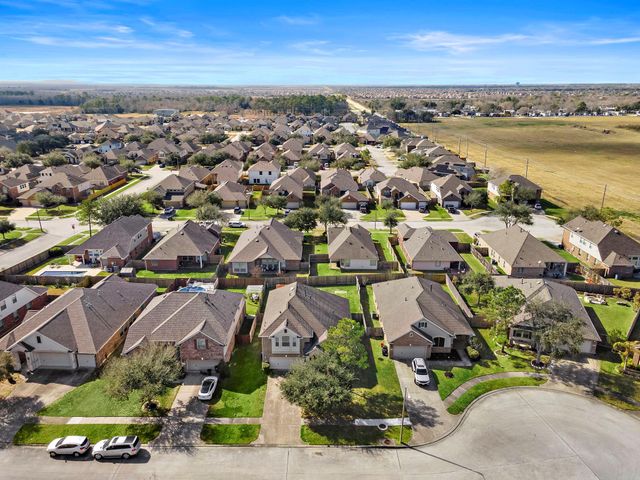 208 Bailey Brook Lane, Dickinson, TX 77539