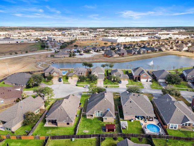 208 Bailey Brook Lane, Dickinson, TX 77539
