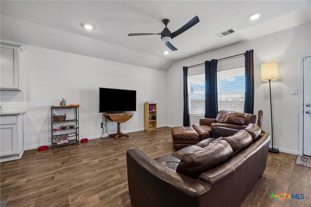 1425 London Way, Lockhart, TX 78644