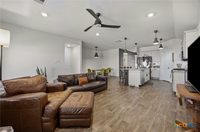 1425 London Way, Lockhart, TX 78644