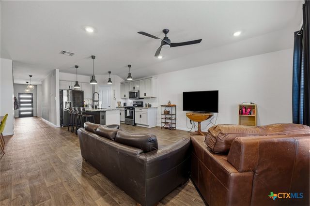 1425 London Way, Lockhart, TX 78644