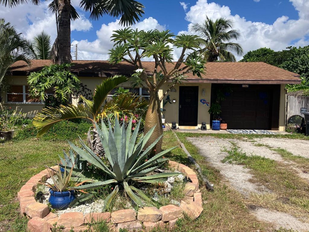 7757 Terrace Rd, Lake Worth, FL 33462
