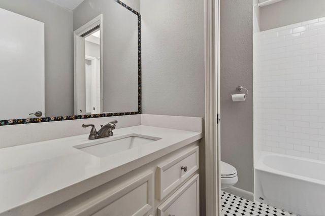 15 River Creek Way, Sugar Land, TX 77478