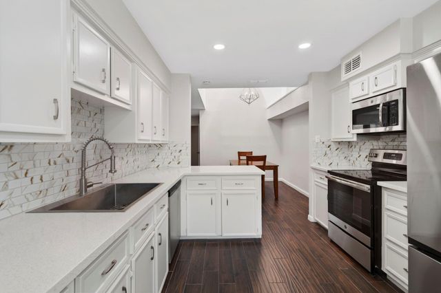 15 River Creek Way, Sugar Land, TX 77478