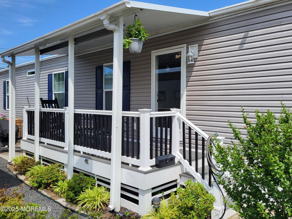 9 Shorehaven Road, Hazlet, NJ 07730