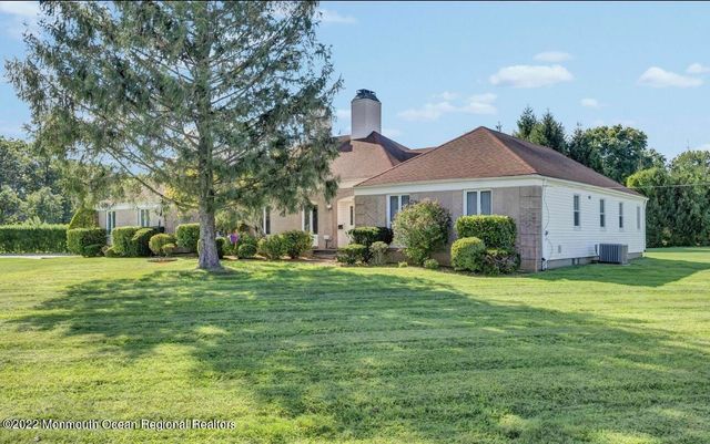 60 Larchwood Avenue, Oakhurst, NJ 07755