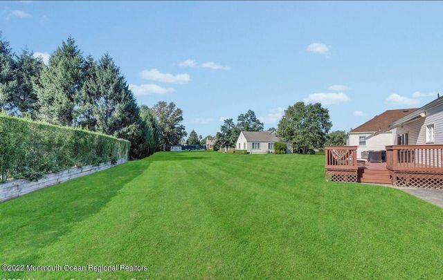 60 Larchwood Avenue, Oakhurst, NJ 07755