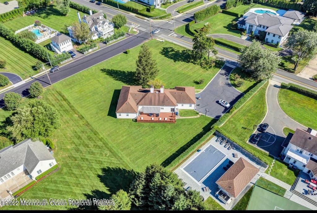 60 Larchwood Avenue, Oakhurst, NJ 07755