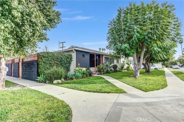 7758 Chimineas Avenue, Reseda, CA 91335