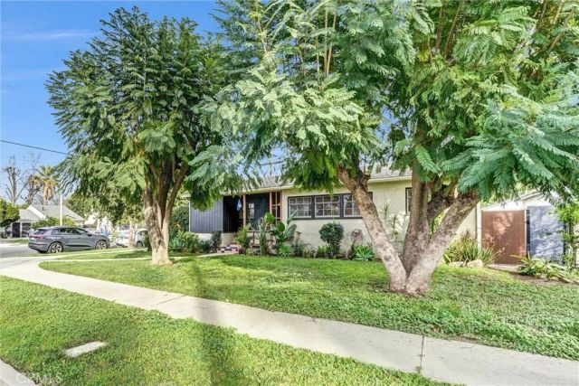 7758 Chimineas Avenue, Reseda, CA 91335