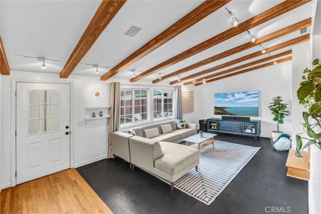 7758 Chimineas Avenue, Reseda, CA 91335