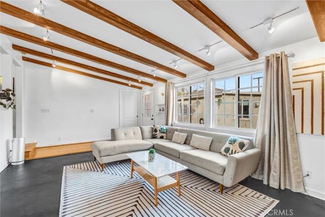 7758 Chimineas Avenue, Reseda, CA 91335