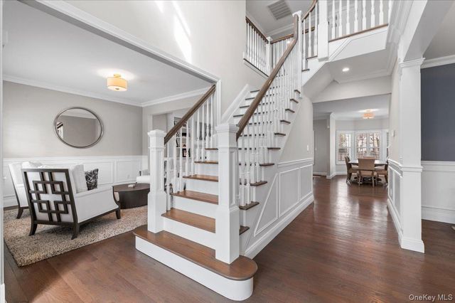 42 Meadowbrook Road, Syosset, NY 11791