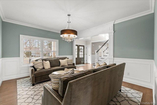 42 Meadowbrook Road, Syosset, NY 11791