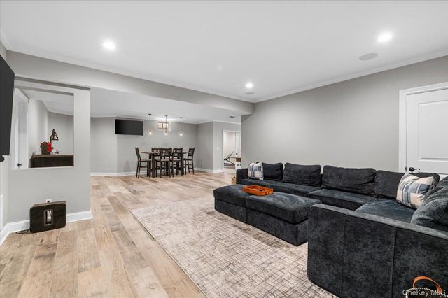 42 Meadowbrook Road, Syosset, NY 11791