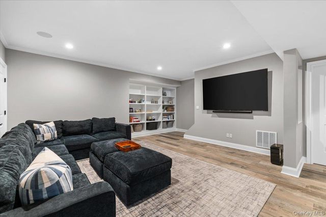 42 Meadowbrook Road, Syosset, NY 11791