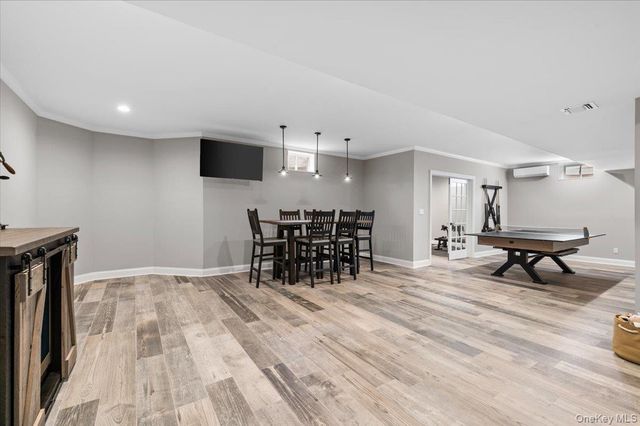 42 Meadowbrook Road, Syosset, NY 11791