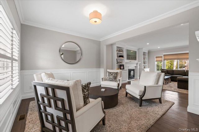 42 Meadowbrook Road, Syosset, NY 11791