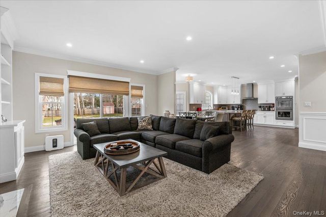 42 Meadowbrook Road, Syosset, NY 11791