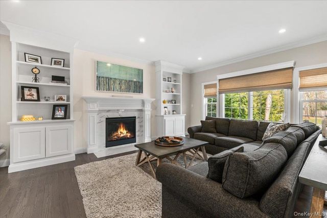 42 Meadowbrook Road, Syosset, NY 11791