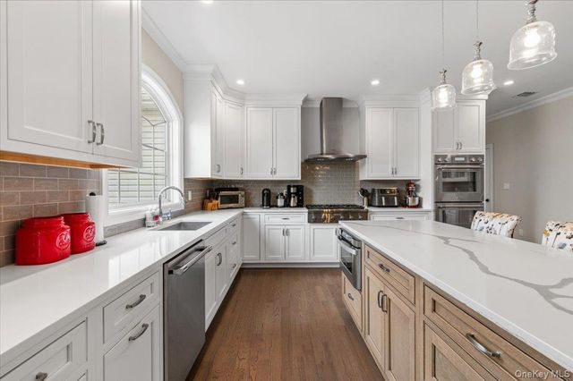 42 Meadowbrook Road, Syosset, NY 11791