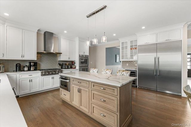 42 Meadowbrook Road, Syosset, NY 11791