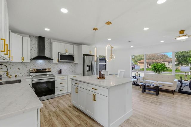 524 50TH AVENUE S, St Petersburg, FL 33705