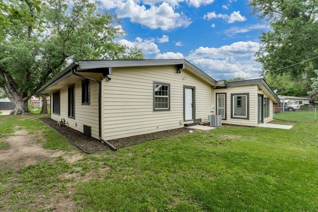 980 N Brownthrush Ln, Wichita, KS 67212