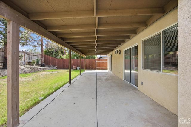 10110 Pyramid Peak Drive, Bakersfield, CA 93311