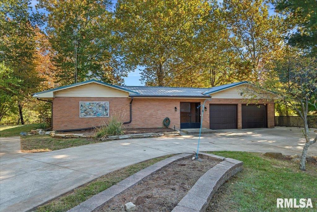 900 W LAKE SHORE Drive, Springfield, IL 62707