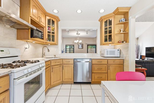 98 Park Gate Drive, Edison, NJ 08820