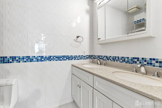 98 Park Gate Drive, Edison, NJ 08820