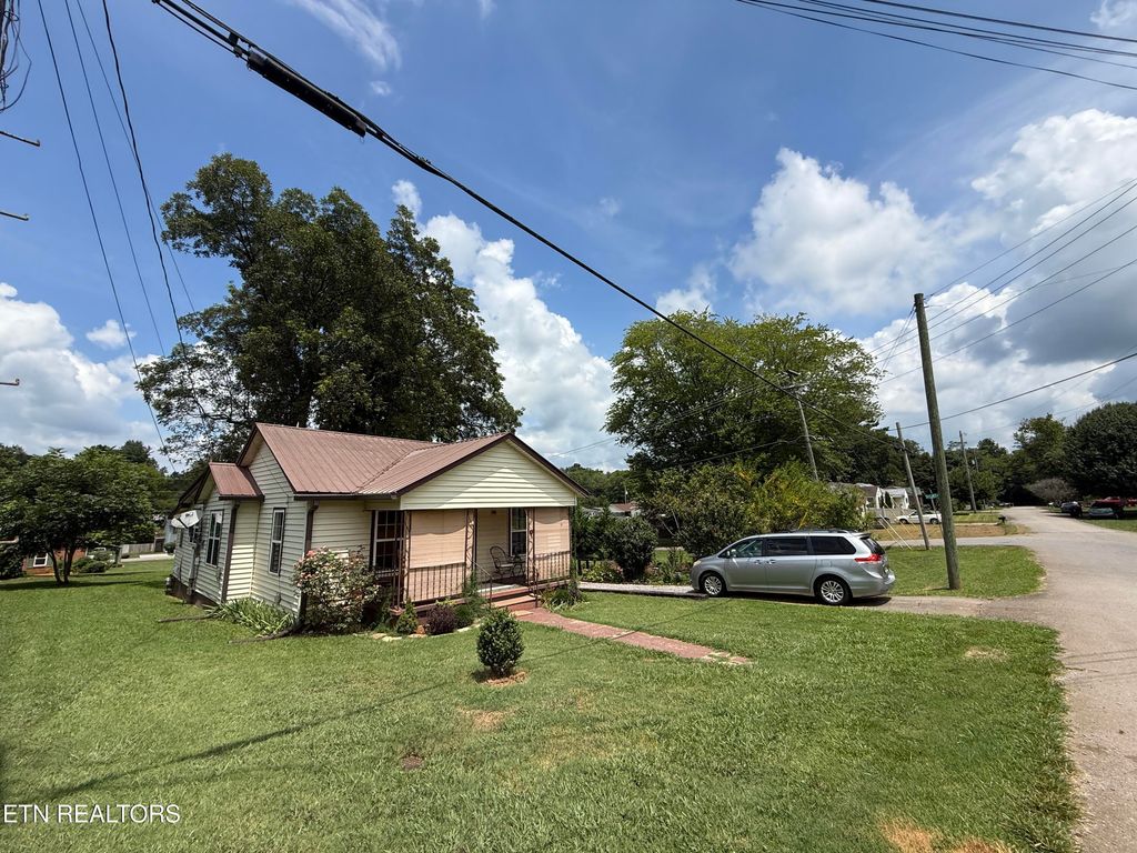 1132 Jones St, Athens, TN 37303