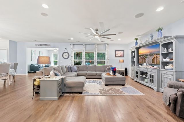 206 Three Oak Ln., Conway, SC 29526