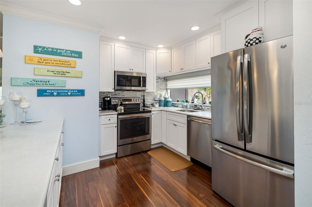 Image 11 of property listing at 1169 W PEPPERTREE DRIVE 118A, Sarasota, FL 34242