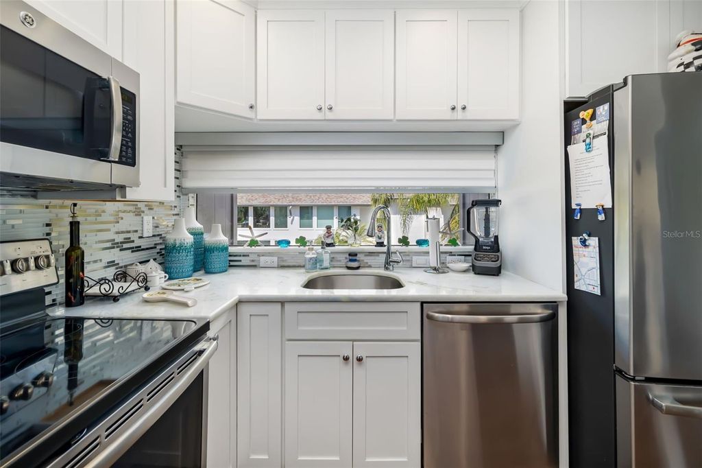 Image 12 of property listing at 1169 W PEPPERTREE DRIVE 118A, Sarasota, FL 34242