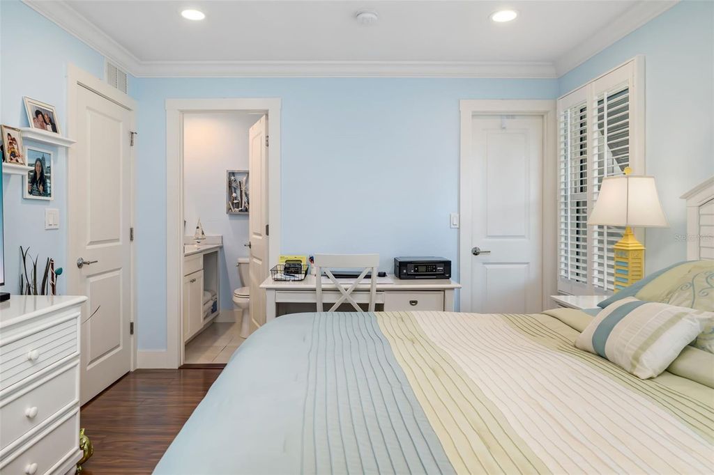 Image 25 of property listing at 1169 W PEPPERTREE DRIVE 118A, Sarasota, FL 34242