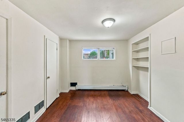 72 N Munn Ave, East Orange City, NJ 07017