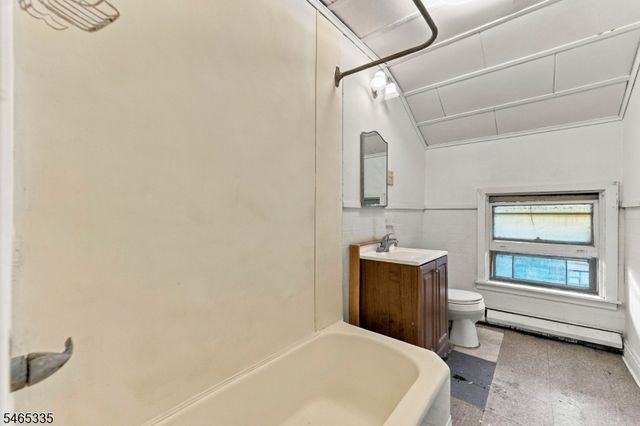 72 N Munn Ave, East Orange City, NJ 07017