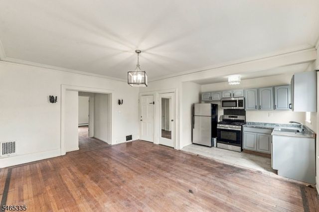 72 N Munn Ave, East Orange City, NJ 07017