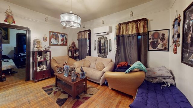 51 Uxbridge St, Worcester, MA 01605