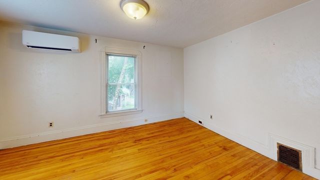 51 Uxbridge St, Worcester, MA 01605