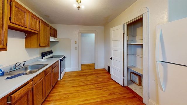 51 Uxbridge St, Worcester, MA 01605