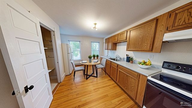 51 Uxbridge St, Worcester, MA 01605