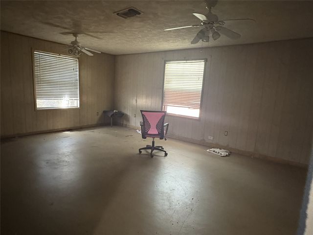 1512 N Elm Street, Weatherford, TX 76086