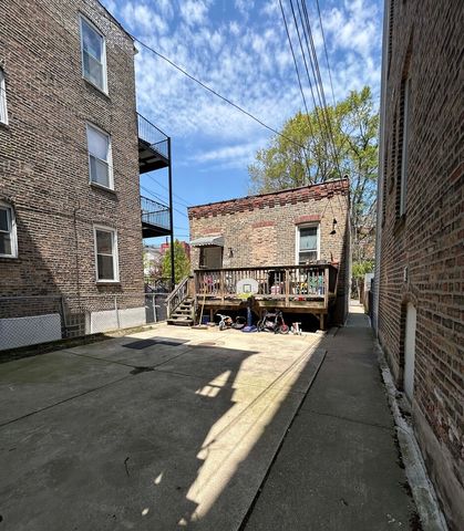 2620 W Evergreen Avenue, Chicago, IL 60622
