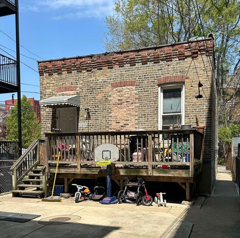 2620 W Evergreen Avenue, Chicago, IL 60622